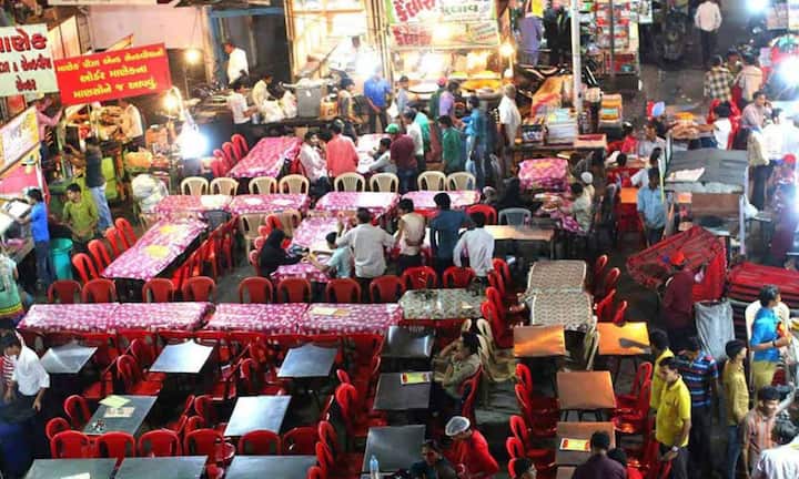 इनके अलावा अहमदाबाद के मानेक चौक की नाइट लाइफ स्ट्रीट फूड मार्केट भी बहुत फेमस है. दिन के समय में इस मार्केट में सब्जी और सोने-चांदी का बाजार लगता है, लेकिन रात में मानेक चौक फूड हब बन जाता है. इस मार्केट का चीजी डोसा, रबड़ी-जलेबी, पिज्‍जा, समोसे और कचौड़ी जैसे स्ट्रीट फूड बहुत फेमस हैं.