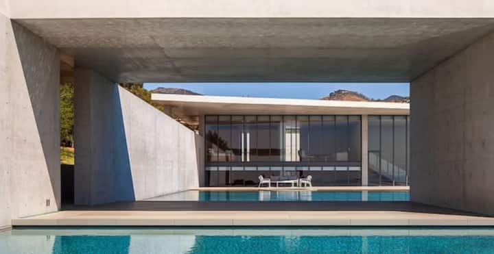 Beyonsey's dream palace has eight bedrooms, eleven bathrooms, a garage with a capacity of up to 15 cars, a home theater, a basketball court and four swimming pools.