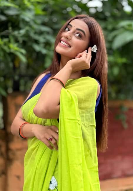 उनके हंसमुख चेहरे और अट्रैक्टिव अंदाज ने फैंस का ध्यान जल्दी खींचा. इसके बाद उन्होंने भोजपुरी फिल्मों में काम करना शुरू किया और उन्होंने अपने टैलेंट से फिल्म इंडस्ट्री में कदम जमाया. उनकी पहली फिल्म काफी हिट रही और इसके बाद उनके करियर को काफी बढ़ावा मिला.