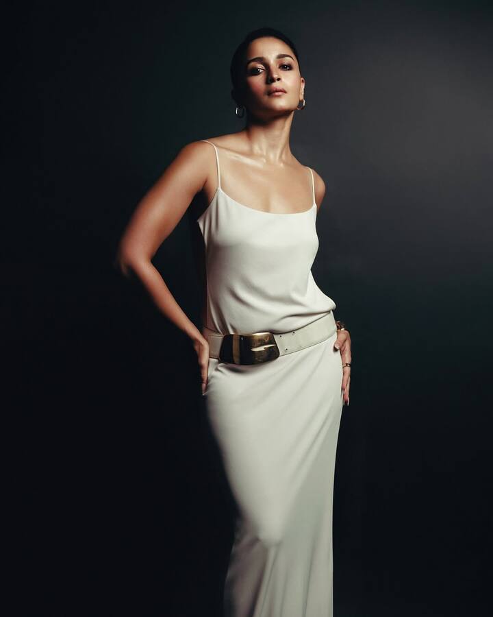 कपूर खानदान की बहू आलिया भट्ट इस समय बॉलीवुड की टॉप एक्ट्रेसेस में से एक हैं. रणबीर से शादी करने के बाद भी आलिया काम कर रही हैं.