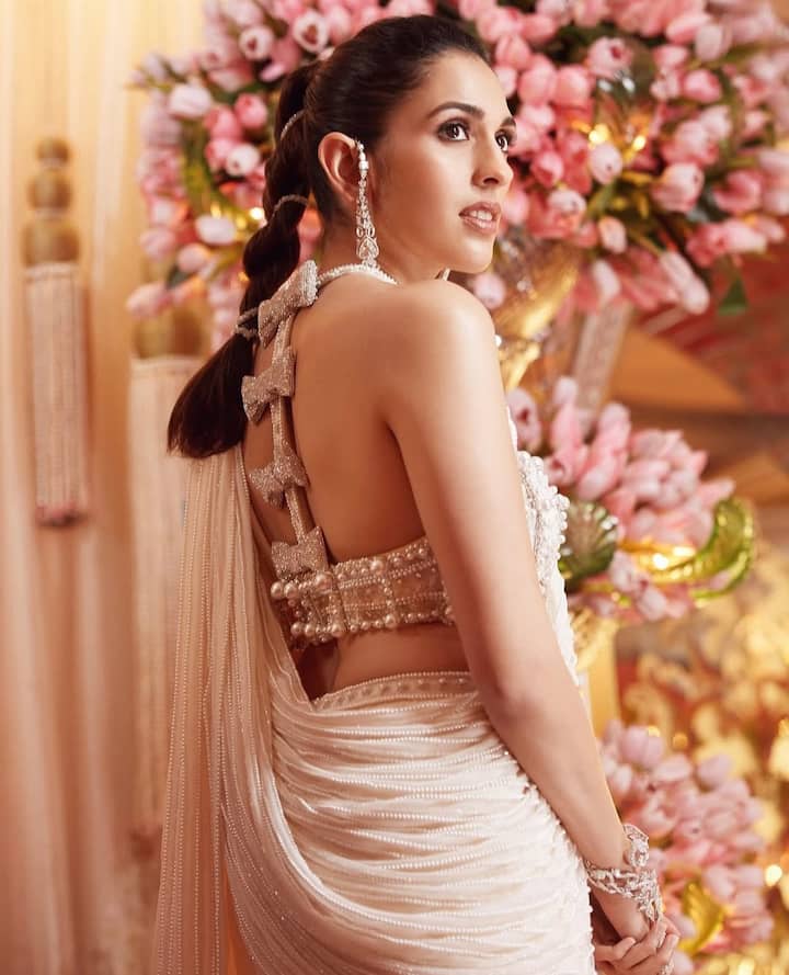 श्लोका बिजनेस के साथ-साथ सोशल वर्क से भी जुड़ी रहती हैं. उनको समाजसेवा करना काफी पसंद है.