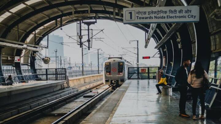 सबसे पहले शुरुआत करते हैं दिल्ली मेट्रो की. इसकी लंबाई लगभग 393 किमी है. रोजाना सफर करने वाले यात्रियोंं की बात करें 2025 में औसतन 46.3 लाख यानि 4.63 मिलियन लोग डेली यात्रा करते हैं.