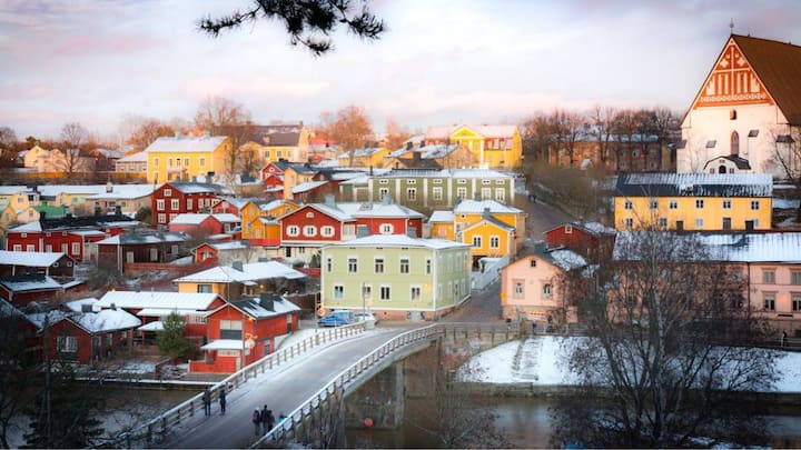 भारतीय रुपये की तुलना में यूरो की कीमत हमेशा अधिक रहती है, इसलिए विदेश यात्रा के दौरान भारतीय मुद्रा को यूरो में बदलते समय आपको हमेशा विनिमय दर पर ध्यान देना चाहिए.