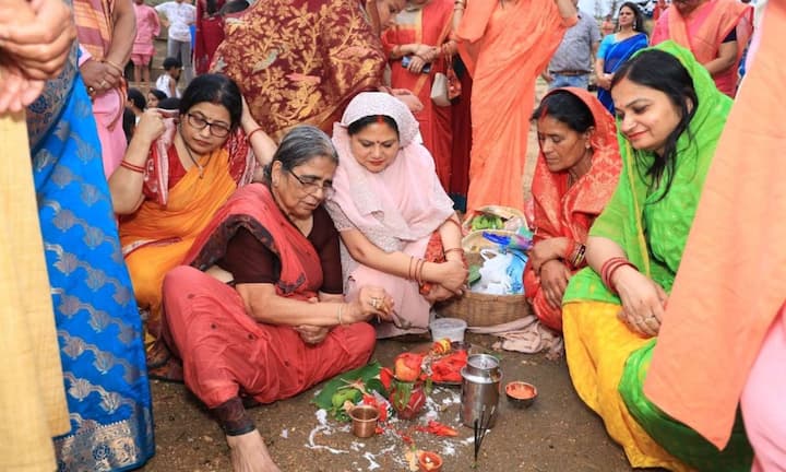 दादी-नानी के समय में करवाचौथ के मौके पर महिलाएं एक दूसरे को भी करवा तोहफे में देती थी. इसके अलावा महिलाएं दूसरी सुहागिन महिलाओं को सुहाग से जुड़े छोटे-छोटे तोहफे जैसे बिंदी, चूड़ी और सिंदूर देती थी.