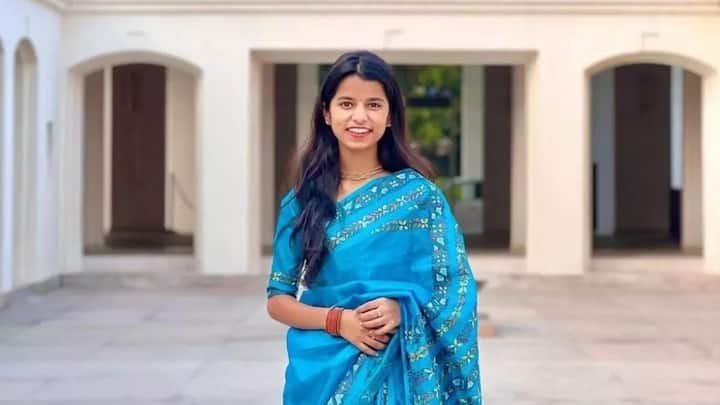 Fans are saying that Maithili is now not only a great singer, but has also become a fashion icon. Thousands of likes and comments come on every new post,