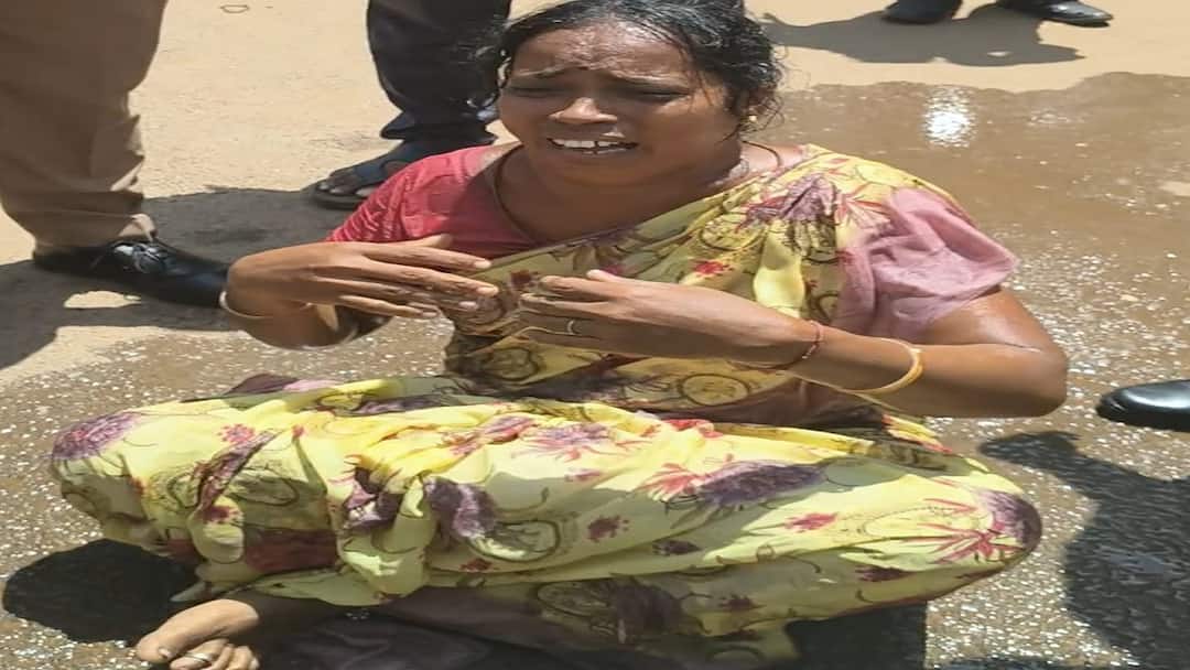 தஞ்சையில் பரபரப்பு: மகனின் சிகிச்சை வேண்டி தாய் தீக்குளிக்க முயற்சி! கலெக்டர் அலுவலகத்தில் சோகம்