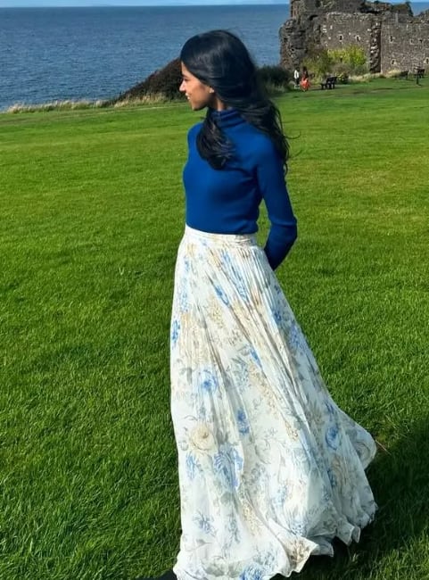 In addition to Maithili sarees in her recent photos, skirts, frocks and Indo-Western dresses are seen. His confident style and simple smile in every outfit makes his look even more special.