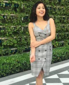 रियल लाइफ में बेहद ग्लैमरस हैं मिर्जापुर की 'गोलू', श्वेता त्रिपाठी की इन 10 तस्वीरों पर हार बैठेंगे दिल