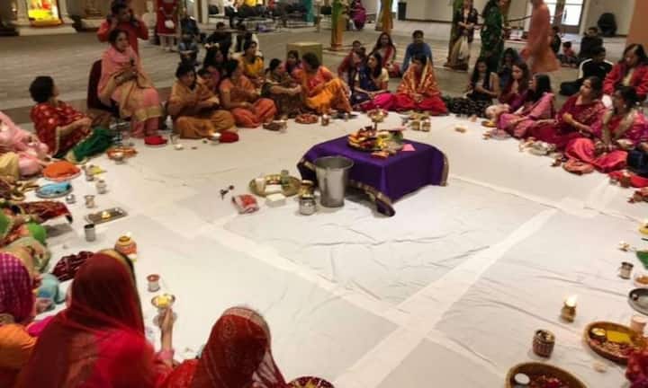 करवाचौथ की पूजा में भी शाम के समय महिलाएं अपने हाथों से सजाई गई  पूजा की थाल‍ियां लेकर एक साथ बैठी थी. थाली में दिया, रोली, चावल और मिठाईयां रखी जाती थी. वहीं दादी नानी के समय में सबसे बुजुर्ग महिला करवाचौथ की कथा सुनाती थी, जिसमें करवा या सावित्री जैसी कहानी शामिल होती थी.