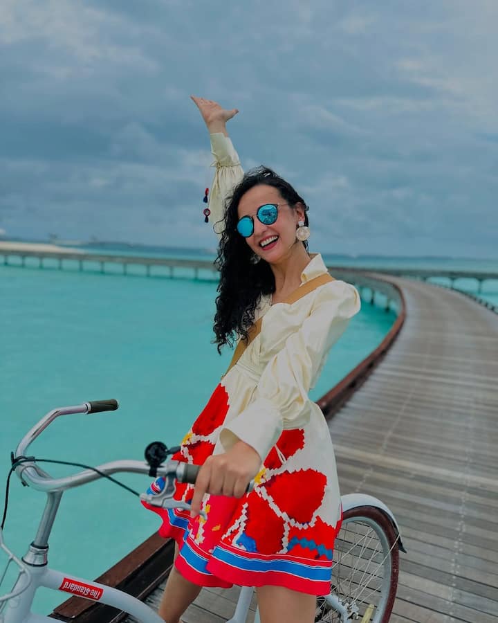 सनाया ईरानी के इंस्टाग्राम पर 3.2 मिलियन फॉलोवर्स हैं, जो उन्हें बेहद पसंद करते हैं.