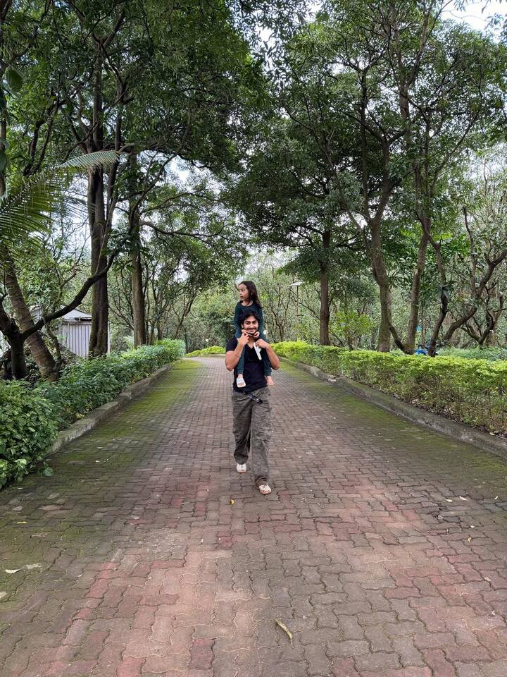 अरहान आयत को कंधे पर बैठाकर घुमाते नजर आ रहे हैं. उन्होंने फोटोज शेयर करते हुए लिखा- बिग ब्रदर बूटकैंप.