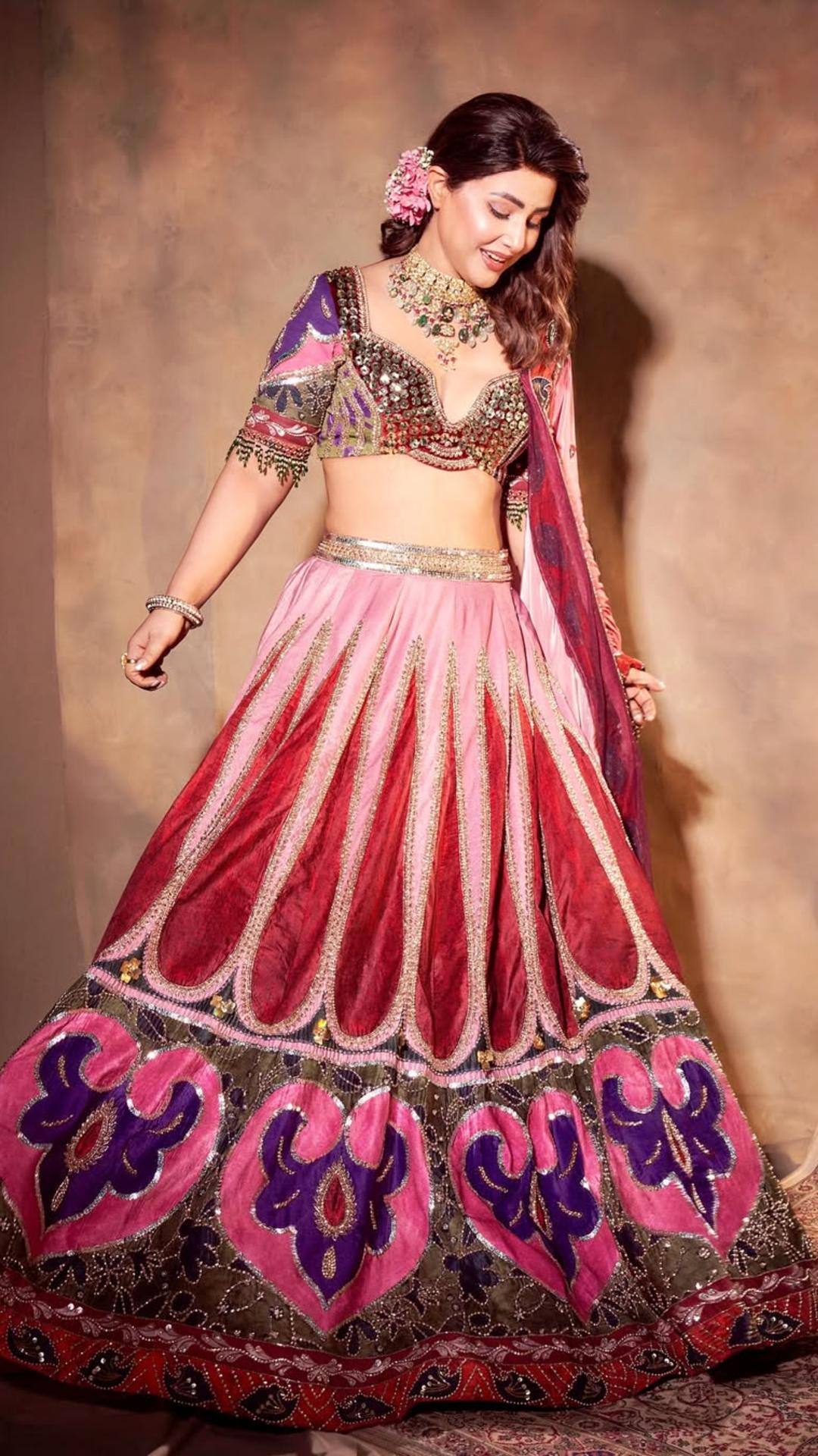 Hina Khan’s Ethereal Look In A Vibrant Lehenga Will Leave You Spellbound Hina Khan’s Ethereal Look In A Vibrant Lehenga Will Leave You Spellbound