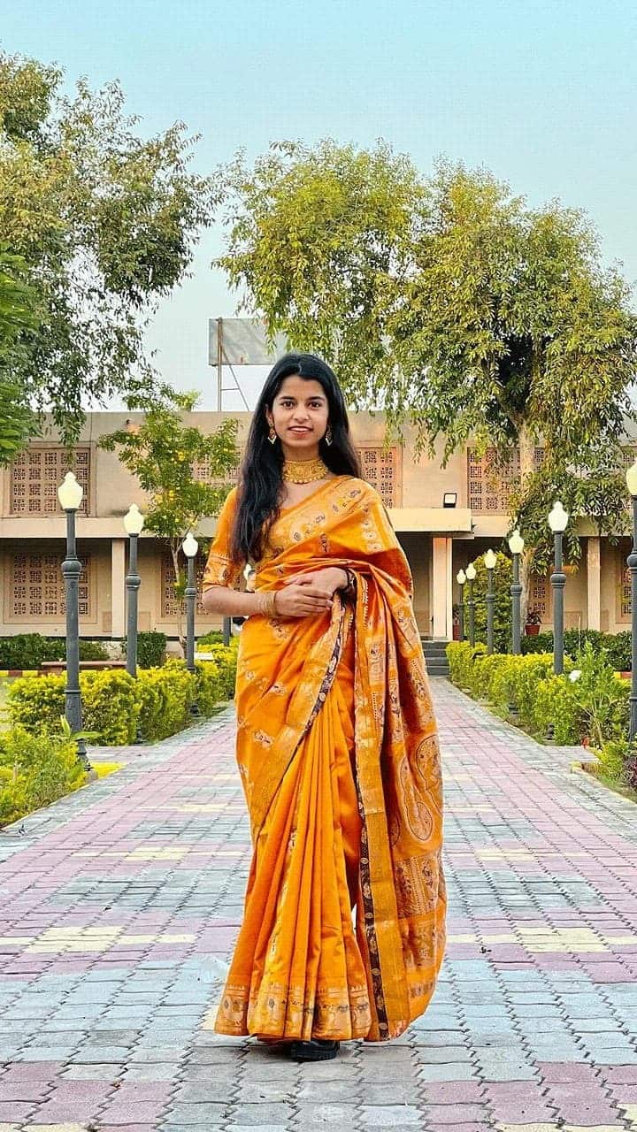 Maithili Thakur, whose voice has made the whole country crazy, is now in discussion due to its changed fashion style.