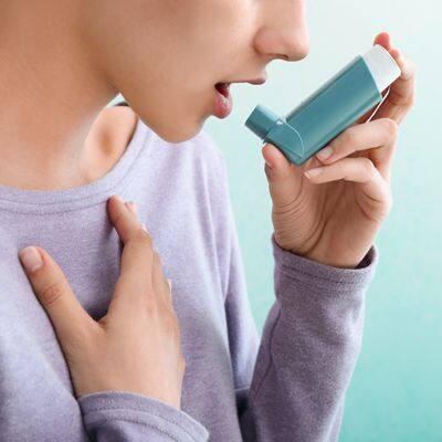 2024 च्या अहवालानुसार, दम्यामुळे जगभरात होणाऱ्या मृत्यूंपैकी जवळपास अर्धे मृत्यू भारतात होतात. दरवर्षी सुमारे 2,00,000 लोक दम्यामुळे आपला जीव गमावतात