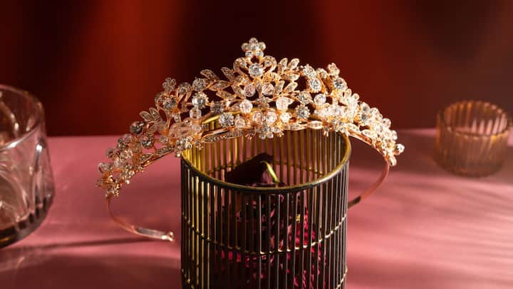 अगर आने वाले 25 सालों तक सोना औसतन 10 प्रतिशत की दर से बढ़ता रहा, तो 1,00,000 का सोना 2050 तक लगभग 11-12 लाख के आसपास हो सकता है. अगर वृद्धि दर 8% रही तो ये मूल्य करीब 7 लाख और अगर 12% रही तो 15 लाख से ऊपर पहुंच सकता है.