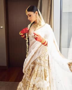 मौनी रॉय की 10 दिलकश तस्वीरें, हाथों में आल्ता लगा फ्लॉन्ट किया रॉयल लुक