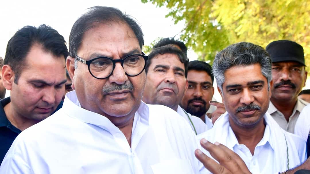 हरियाणा: 'इनेलो और JJP कभी नहीं होंगे एक', पत्रकार के सवाल पर बोले अभय चौटाला, निकल पड़े आंसू INLD Chief Abhay Singh chautala Statement on Devilal Family Congress JJP and BJP ann हरियाणा: 'इनेलो और JJP कभी नहीं होंगे एक', पत्रकार के सवाल पर बोले अभय चौटाला, निकल पड़े आंसू