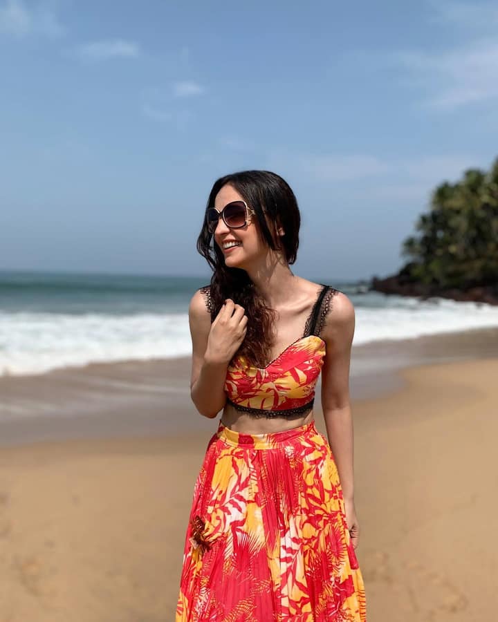 इस फिल्म में सनाया ने सिमरन सिंह की भूमिका निभाई थी.2020 में सनाया रोमांटिक-कॉमेडी शॉर्ट फिल्म 'वेद एंड आर्या' में आर्या की भूमिका निभाई थी.