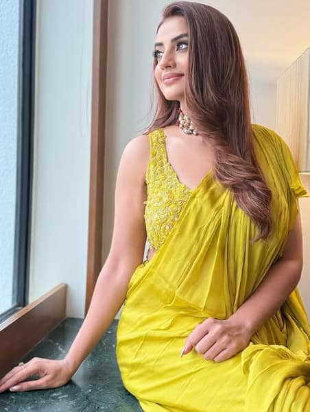 अक्षरा सिंह सिर्फ एक ऐक्ट्रेस ही नहीं हैं, बल्कि एक सिंगर भी हैं. उन्होंने कई भोजपुरी गानों में अपनी आवाज दी है और उनके गाने लोगों के बीच खूब पॉपुलर हुए हैं.