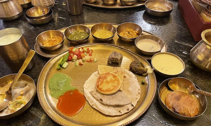 अगर आप एक ही जगह पर हैंडीक्राफ्ट शॉपिंग और गुजराती स्नैक्स दोनों का मजा लेना चाहते हैं तो लॉ गार्डन नाइट मार्केट आपके लिए परफेक्ट है. शाम होते ही यहां फाफड़ा-जलेबी, ढोकला, हांडवो और खमण जैसी चीजें मिलती हैं. यहां आप परिवार के साथ जाकर भी खाने का मजा उठा सकते हैं.