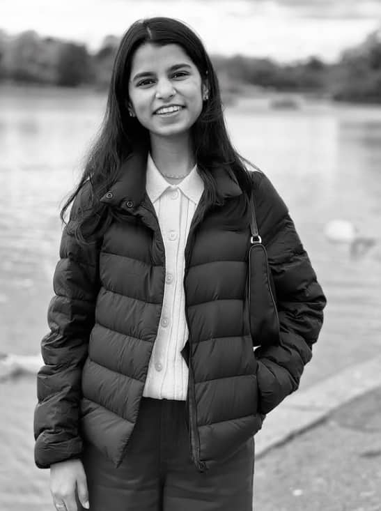 Maithili Thakur has shared many such photoshoots on her Instagram account. In which she is seen carrying both traditional and western looks brilliantly.
