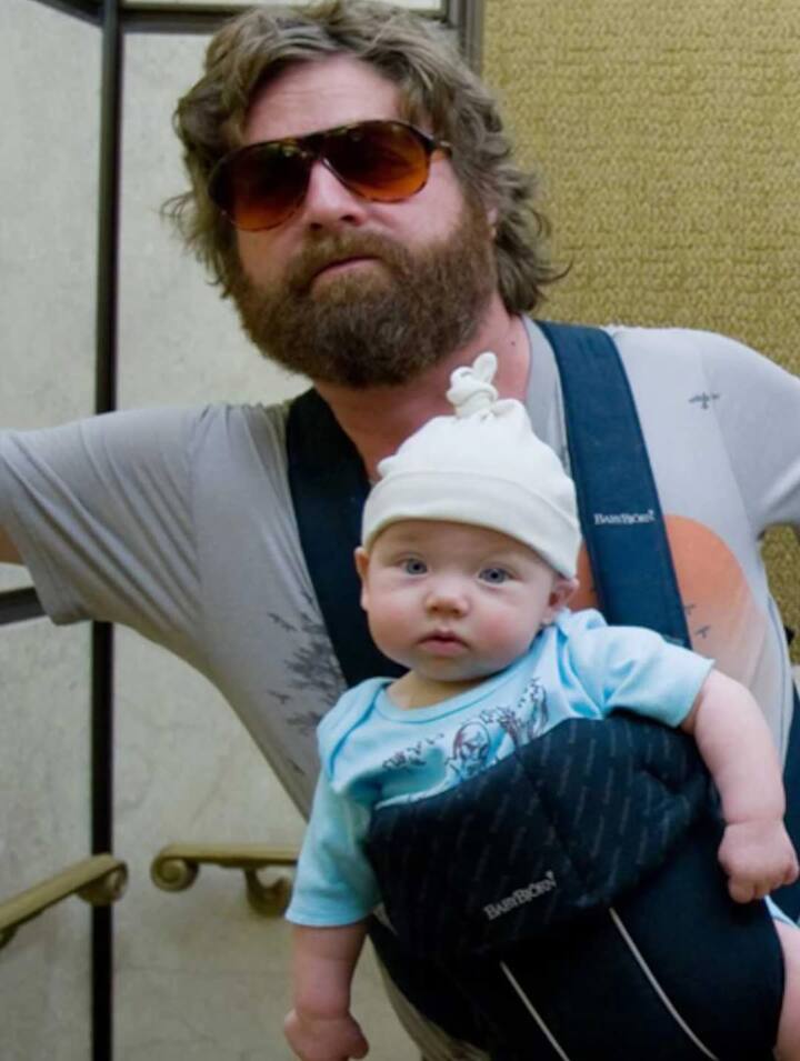 इस पोस्ट में आखिरी फोटो एक शख्स की बेबी सिटिंग करते हुए है. इस फोटो ने सबका ध्यान खींचा है. हर कोई कह रहा है कि अरहान अब अपनी छोटी बहन का ध्यान रखने के लिए पूरी तरह तैयार हैं.