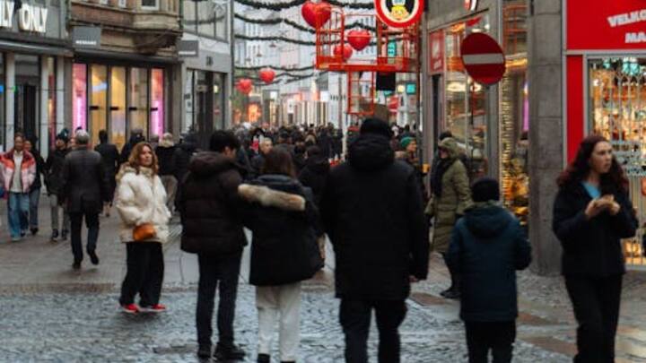 यदि आप फिनलैंड जाने या वहाँ खर्च करने का सोच रहे हैं, तो सबसे पहले यह जानना जरूरी है कि वहां की मुद्रा कितनी मजबूत है. 7 अक्टूबर 2025 तक भारतीय रुपये की तुलना में 1 यूरो की कीमत लगभग 103.62 रुपये के आसपास है.