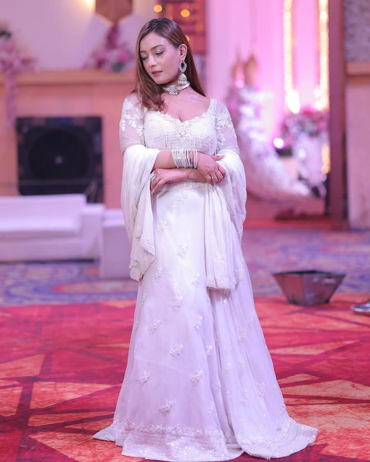 आशिका का ये ट्रेडिशनल लुक बेहद ही खूबसूरत है. उन्होंने व्हाइट कलर का लहंगा पहना है साथ ही  मिनिमल मेकअप किया है और सिंपल एक्सेसरीज के कैरी करके लुक को कंप्लीट किया.