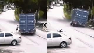 Video: आते-आते लौट गए यमराज! ड्राइवर ने बचा ली बच्ची की जान, वीडियो देख सेल्यूट करेंगे आप!