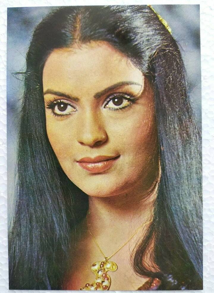 उनके लुक में हमेशा एक खास अट्रैक्शन और एलिगेंस देखा गया. वह फिल्मों में अपने हर रोल में दर्शकों को अट्रैक्ट करती थीं और उनकी हर एंट्री एक स्टाइल स्टेटमेंट बन जाती थी.