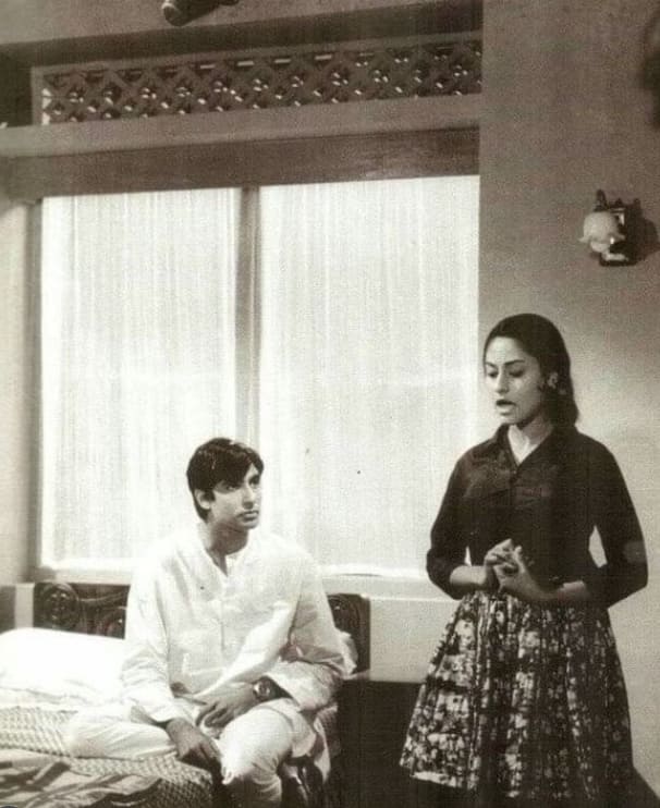 The fashion of skirts and shirts was quite trendy even in that period. Jaya Bachchan is also looking very beautiful in skirt and shirt.