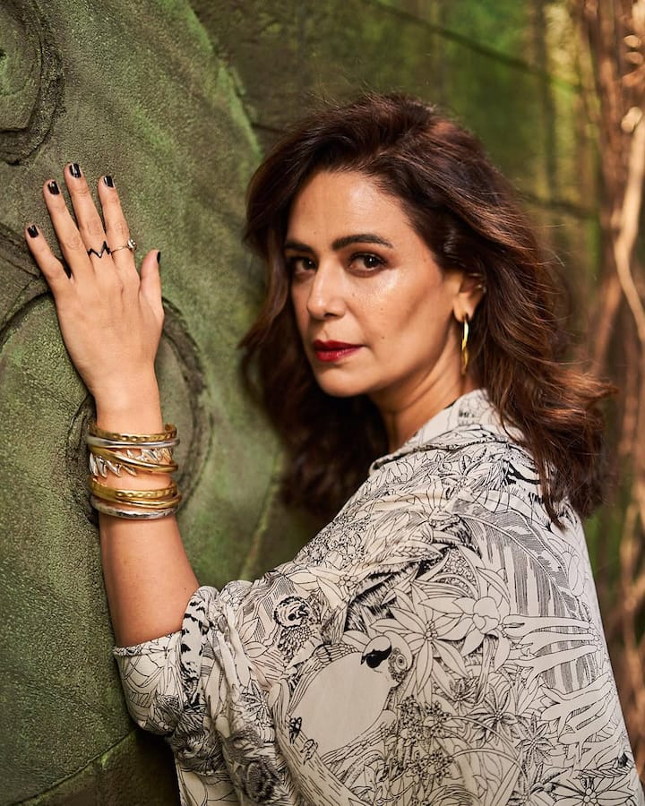 टीवी और फिल्म इंडस्ट्री की टैलेंटेड एक्ट्रेस मोना सिंह इन दिनों अपनी खूबसूरत तस्वीरों को लेकर चर्चा में रहती  हैं.  अक्सर वो अपने  सोशल मीडिया पर  फोटोज  शेयर करती रहती हैं, जिनमें उनका ग्लैमरस और कॉन्फिडेंट लुक देखकर फैंस दंग रह जाते हैं.