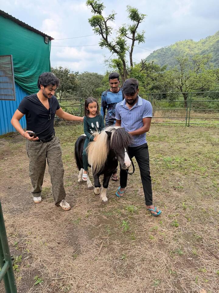 अरहान ने सोशल मीडिया पर ढेर सारी फोटोज शेयर की हैं. जिसमें वो अर्पिता के बच्चों आयत और अरहान के साथ खेलते नजर आ रहे हैं.