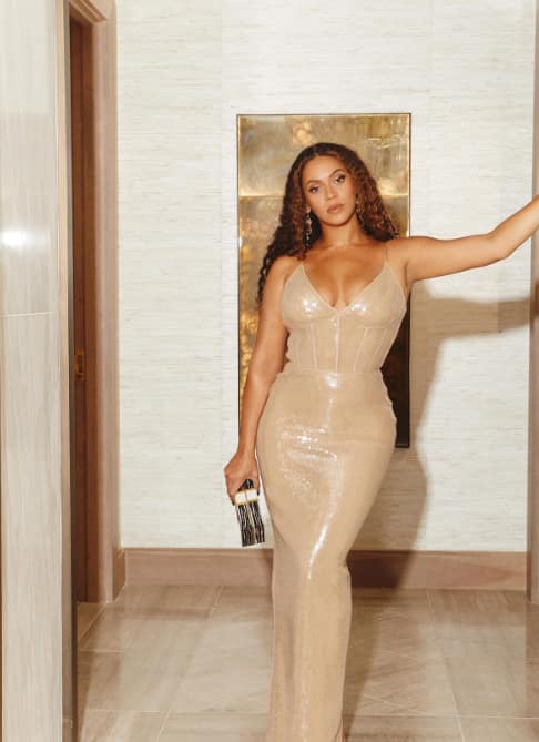 Beyoncé has done a white texture on the walls of his house, giving his dream home an elegant look.