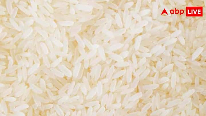 इन सब के अलावा सफेद चावल का भी परहेज करना चाहिए. हम भारतीयों के खाने का मुख्य हिस्सा चावल होता है. लेकिन सफेद चावल का ग्लाइसेमिक इंडेक्स बहुत ज्यादा होता है, जो ब्लड शुगर को तेजी से बढ़ाता है. ऐसे में ब्राउन राइस, बाजरा, ज्वार, या क्विनोआ जैसे अनाज यूज करें.