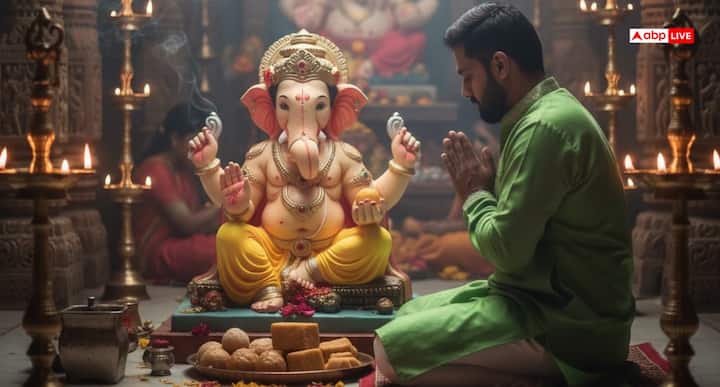 भगवान गणेश को मीठा बहुत पसंद है. खासकर मोदक और गुड़ अधिक पसंद है. इसलिए इस दिन गणेश मंदिर में जाकर गुड़ और मोदक का भोग लगाना अत्यंत फलदायी माना जाता है. ऐसा करने से न केवल गणेशजी प्रसन्न होते हैं, बल्कि माता लक्ष्मी की कृपा भी प्राप्त होती है.