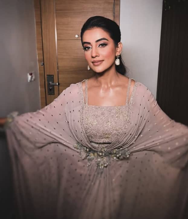 अक्षरा सिंह एक मल्टीटैलेंटेड ऐक्टर  हैं, जो एक्टिंग और सिंगिंग दोनों में अपनी अलग पहचान बना चुकी हैं. उनका स्टाइल, कॉन्फिडेंस और टैलेंट उन्हें भोजपुरी इंडस्ट्री की सबसे फेमस और पॉपुलर एक्ट्रेसेस में शामिल करता है.