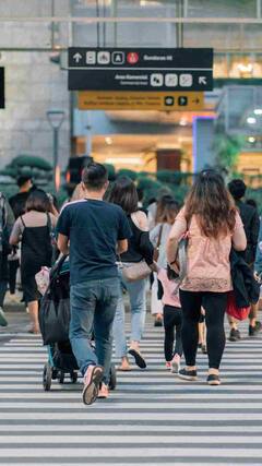 రహదారిపై ఏ వైపున నడవాలి? ఎడమవైపా లేదా కుడివైపా?