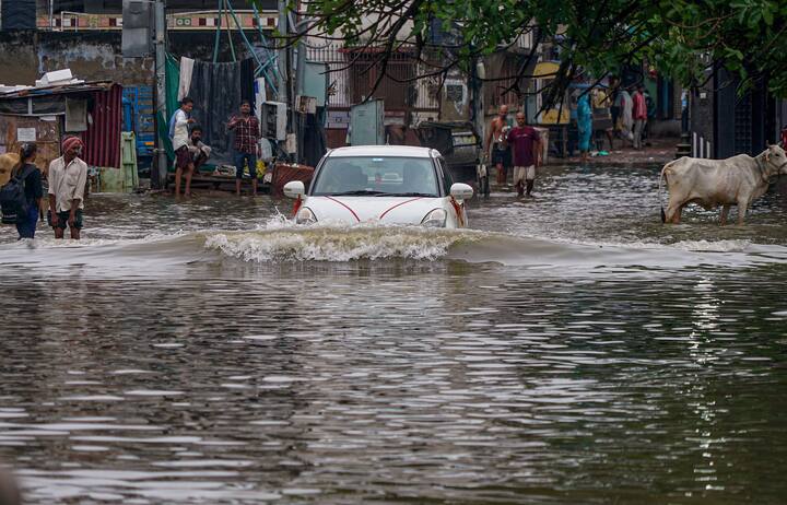 उत्तर प्रदेश में मंगलवार (7 अक्टूबर) को बारिश और तेज हवा की संभावना है. इस दौरान पूर्वी यूपी की तुलना में पश्चिमी यूपी में ज्यादा बारिश होने के आसार हैं. मौसम विभाग का कहना है कि 7 अक्टूबर से वर्षा की तीव्रता में कमी आने लगेगी, जबकि 8 अक्टूबर से पश्चिमी उत्तर प्रदेश में और 9 अक्टूबर से पूर्वी उत्तर प्रदेश में बारिश का दौर पूरी तरह थमने की संभावना है. इसके बाद प्रदेश का मौसम फिर से शुष्क और सामान्य होने की उम्मीद है.