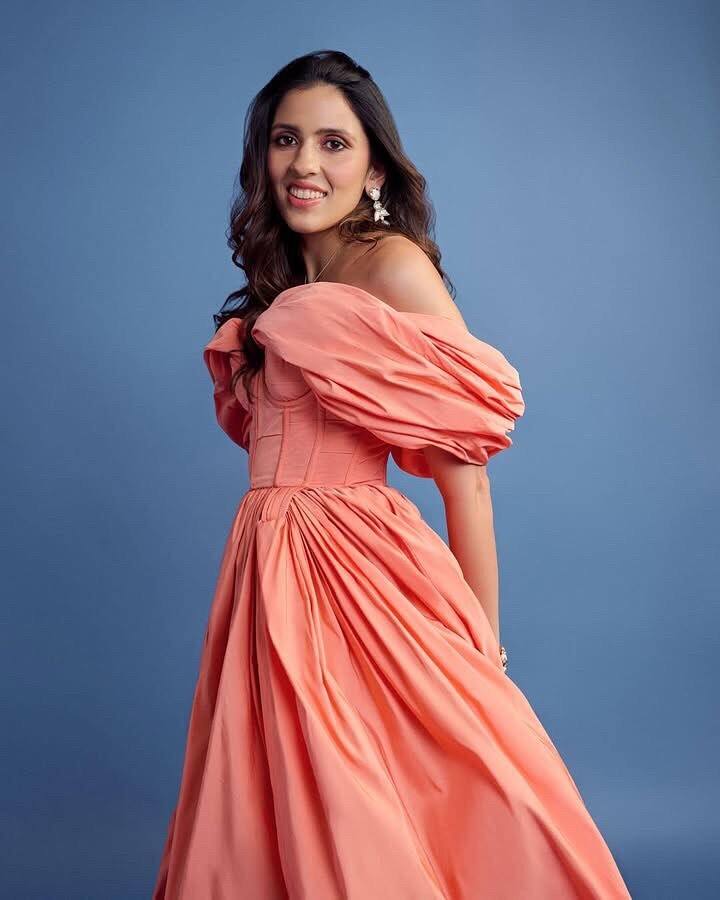 बता दें अंबानी खानदान की बड़ी बहू श्लोका हीरा कारोबारी रसेल मेहता और मोना मेहता की बेटी हैं.