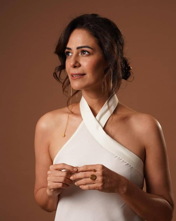 His simple and true role in that serial had settled in the hearts of people. But Mona is completely different in real life. Extremely fashionable, confidant and cool.