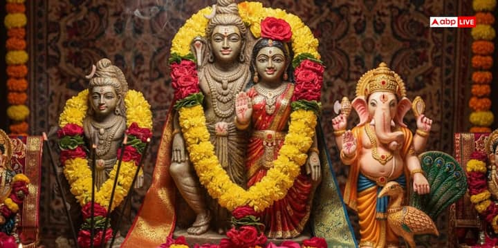 मान्यता है कि अविवाहित लड़कियों को करवा माता, भगवान शिव, माता पार्वती, भगवान गणेश और भगवान कार्तिकेय की पूजा करनी चाहिए. पहले माता करवा की कथा सुनी जाती है और फिर पूजा का समय आता है. यह पूजा परिवार में सुख-शांति और रिश्तों में मधुरता लाती है