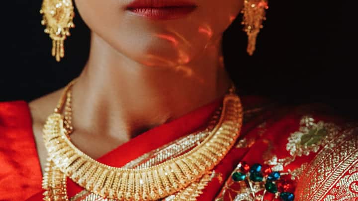 अब बड़ा सवाल यह है कि अगर आप आज 1,00,000 का सोना खरीदते हैं, तो 2050 तक उसकी कीमत कितनी होगी? इसका सीधा जवाब तो किसी के पास नहीं है, लेकिन पिछले 25 सालों के आंकड़ों से एक अंदाजा लगाया जा सकता है.