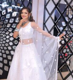 महाकुंभ की वायरल गर्ल मोनालिसा की लेटेस्ट तस्वीरें, व्हाइट लहंगे में लगीं हुस्न परी, एक्ट्रेसस को दे रही हैं कंपटीशन