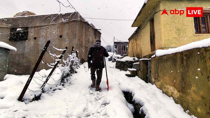 यमुनोत्री और गंगोत्री में भी बर्फबारी: गंगोत्री और यमुनोत्री की ऊंची चोटियों पर भी सीजन की पहली बर्फबारी हुई. इससे यहां का तापमान तेजी से गिरा और पहाड़ों पर सफेदी की चादर बिछ गई.