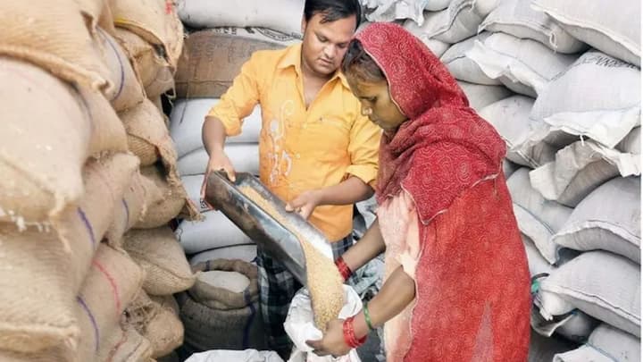 फिलहाल बात की जाए तो राज्य में आवेदन और सत्यापन की प्रक्रिया तेजी से चल रही है. अगर आप भी मध्य प्रदेश में रहते हैं और अबतक राशन कार्ड नहीं बनवाया है. तो अब आप भी राशन कार्ड के लिए अप्लाई कर सकते हैं.