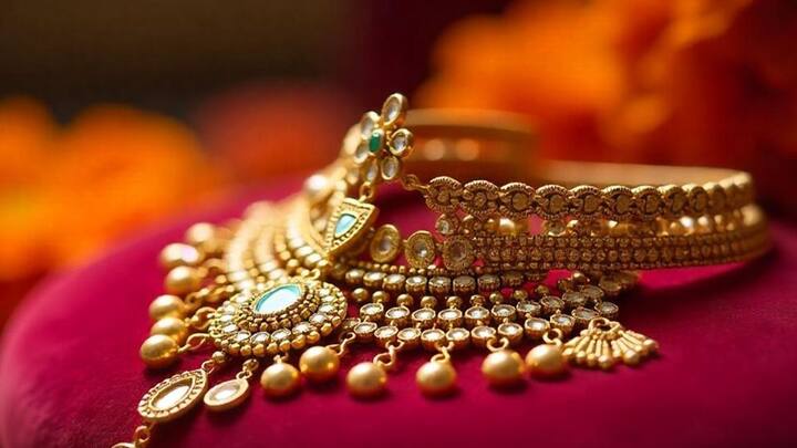 गहनों का डिजाइन देखकर जल्दबाजी में खरीदना भी जोखिम भरा होता है. कभी-कभी डिजाइन पुराना या नकली पत्थरों वाला हो सकता है. हमेशा ज्वेलरी के स्टोन और डिज़ाइन की क्वालिटी जांच लें. यह लंबे समय तक यूज के लिए जरूरी है.