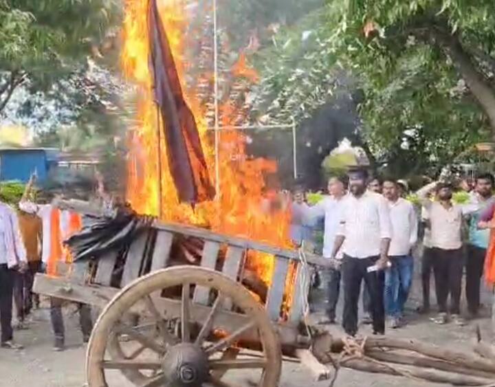 यावेळी आंदोलकांनी जोरदार घोषणाबाजी देखील केल्याचं पाहायला मिळालं.