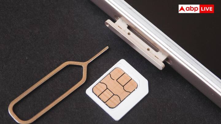 पहले जैसे सिम कार्ड स्लॉट की जगह अब ई सिम टेक्नोलॉजी ने ले ली है. इसके लिए फिजिकल सिम की जरूरत नहीं होती जिससे चोरी या फिर गुम होने की सुरक्षा बढ़ जाती है.