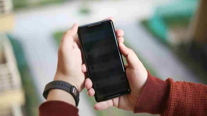 Smartphone Tips: आज स्मार्टफोन हमारी जिंदगी का अहम हिस्सा बन चुका है. कॉलिंग, चैटिंग, पेमेंट से लेकर ऑनलाइन काम तक, हर चीज अब इसी डिवाइस पर निर्भर करती है.